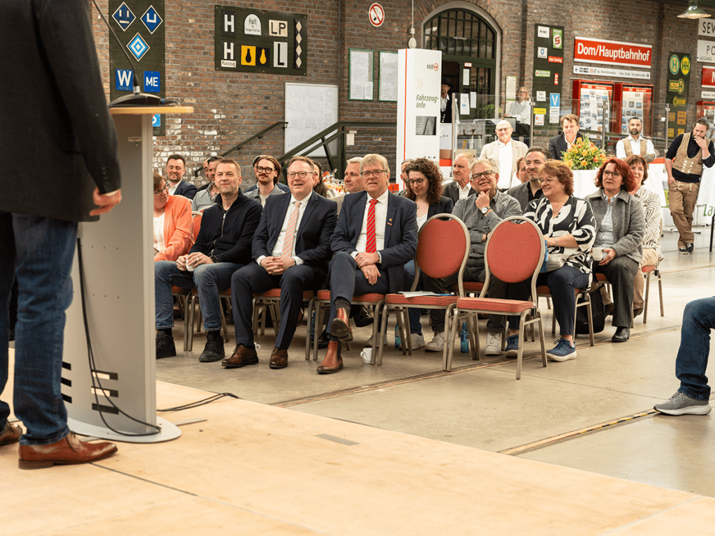 Die Prominenz in der 1. Reihe von rechts nach links: Thomas Radermacher - Präsident der HWK Köln, Torsten Burmester - Oberbürgermeister der Stadt Köln lauschen der Eröffnungsrede des KSH-Präsidenten Günter Monschau…