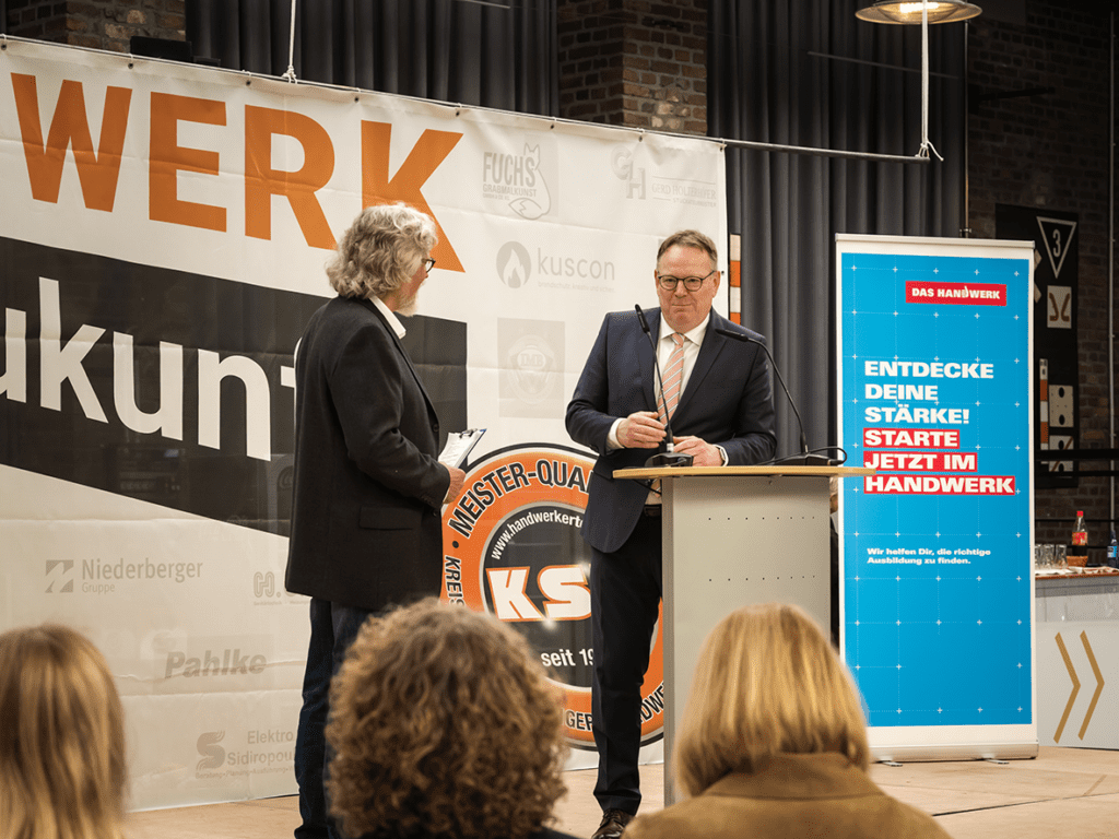 …der erfolgreich den Oberbürgermeister auf die Bühne zu einer Stellungnahme unseres Mottos: HANDWERK IST ZUKUNFT bittet.