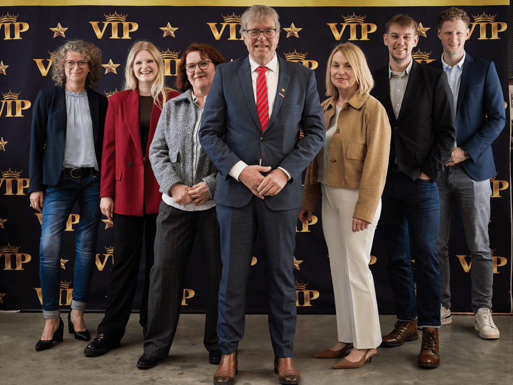 …hierbei wird Herr Radermacher von seinem Team tatkräftig unterstützt.