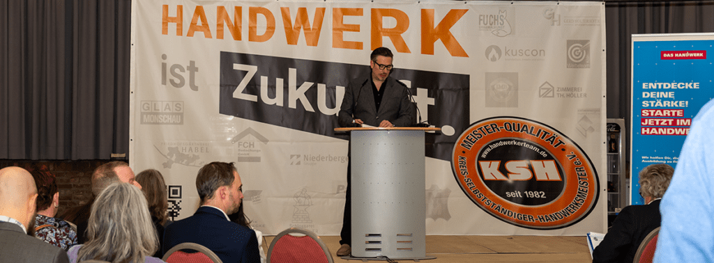 Am Rednerpult Herr Roberto Lepore, Geschäftsführer der Kreishandwerkerschaft zum Thema: Kölner Handwerk im Wandel - Verantwortung, Resilienz und Perspektiven.