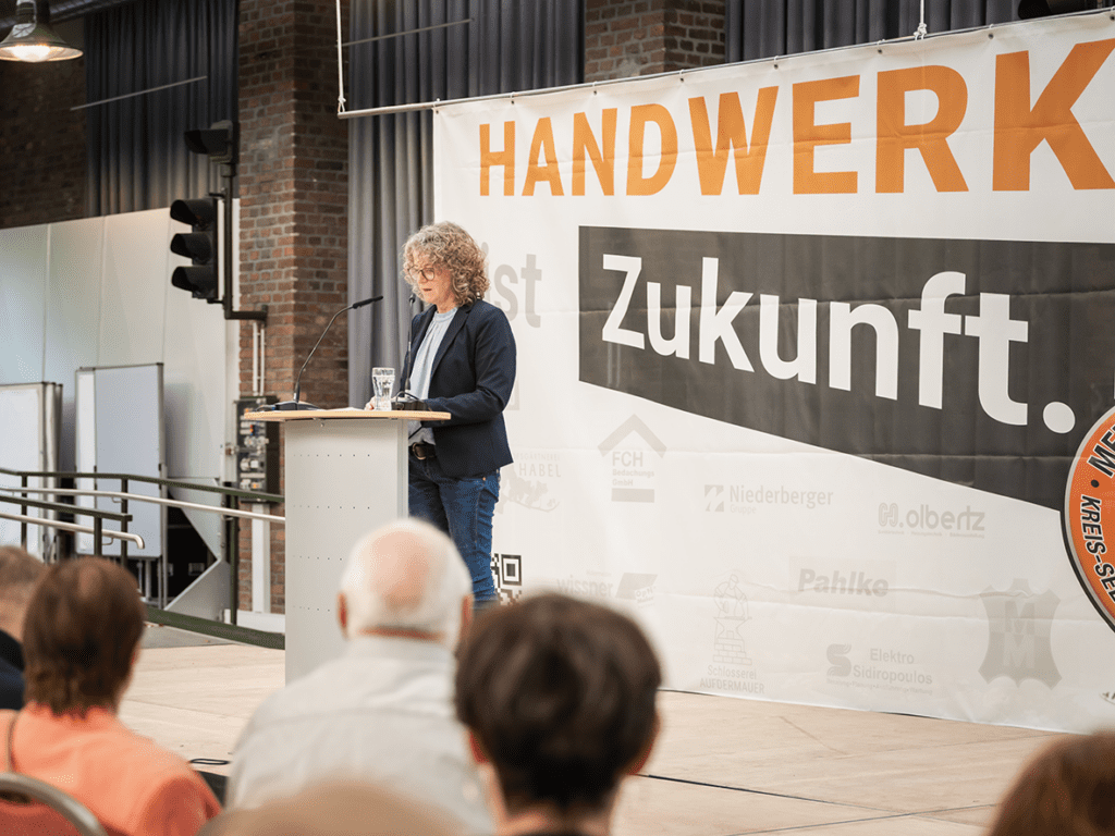 In Anschluss nach der Eröffnung des Buffets betrat Frau Manuela Erpenbach, ASP der Ausbildungsberatung der HWK das Podium.