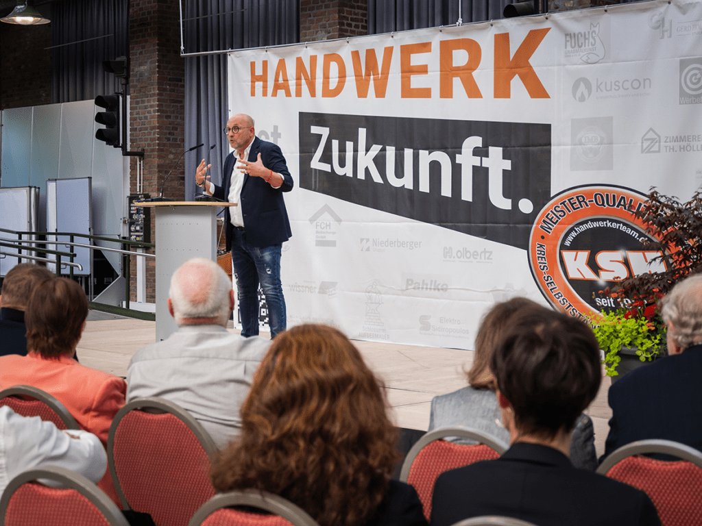 Zum Abschluss gab Georg Olbertz einen erfrischenden, kölschen Einblick seiner praktischen Anwendung und kreativen Umgang mit derzeit 16 Auszubildenden in seinem Heizung- und Sanitärtechnik Unternehmen.